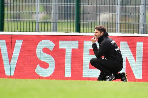15 05 2021, xbrx, Football Regionalliga Suedwest, TSV Steinbach Hessen Kassel emspor, v l concentration, concentration, Alipour, Adrian coach TSV Steinbach Haiger DFL DFB REGULATIONS PROHIBIT ANY USE OF PHOTOGRAPHS as IMAGE SEQUENCES and or QUASI VIDEO Haiger