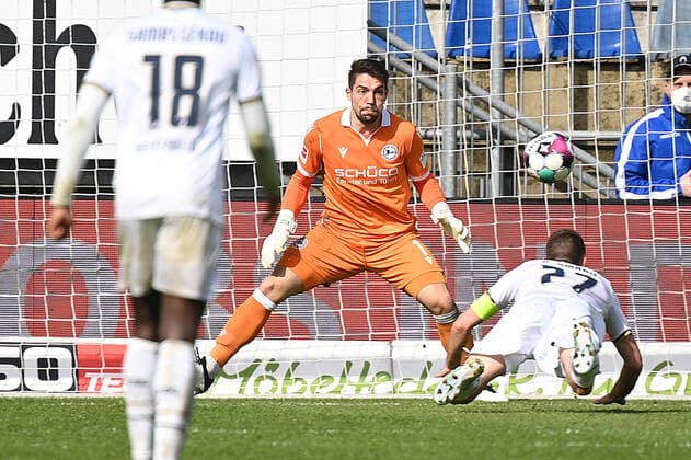 Bielefeld, Schueco Arena, 15 05 21, GER, Herren, 1 Bundesliga, Saison 2020 2021, DSC Arminia Bielefeld TSG 1899 Hoffenheim Bild Torchance Andrej Kramaric Hoffenheim , Goalkeeper Stefan Ortega Bielefeld haelt Nur fuer journalistische Zwecke Only for editorial use According to the regulations of the DFL Deutsche Fußball Liga it is prohibited, DFL regulations prohibit any use of photographs as image sequences and or quasi video North Rhine-Westphalia Germany