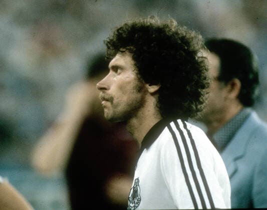 Archivbilder der Woche Sport KW19 Fußball-Weltmeisterschaft 1982 FINALE : Italien - Deutschland 3:1 in Madrid am 11.07.1982 Paul Breitner (GER) enttäuscht , Schlußbild , im Profil *** Football World Cup 1982 FINALE Italy Germany 3 1 in Madrid on 11 07 1982 Paul Breitner GER disappointed , final picture , in profile HM