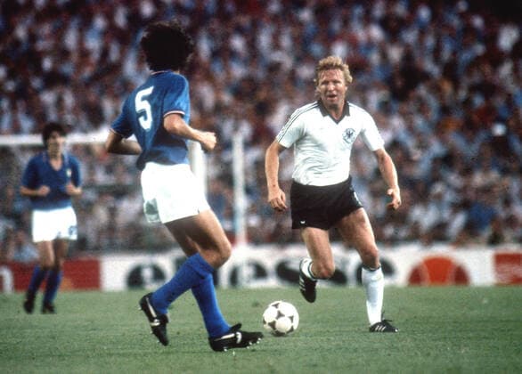 Archivbilder der Woche Sport KW19 Fußball-Weltmeisterschaft 1982 FINALE : Italien - Deutschland 3:1 in Madrid am 11.07.1982 Horst Hrubesch am Ball , vorne Fulvio Collovati (5) *** Football World Cup 1982 FINALE Italy Germany 3 1 in Madrid on 11 07 1982 Horst Hrubesch on the ball , in front Fulvio Collovati 5 HM