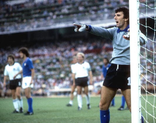 Fußball-Weltmeisterschaft 1982 FINALE : Italien - Deutschland 3:1 in Madrid am 11.07.1982 Torwart Dino Zoff (ITA) am Pfosten zeigt *** Football World Cup 1982 FINALE Italy Germany 3 1 in Madrid on 11 07 1982 Goalkeeper Dino Zoff ITA at the post shows HM