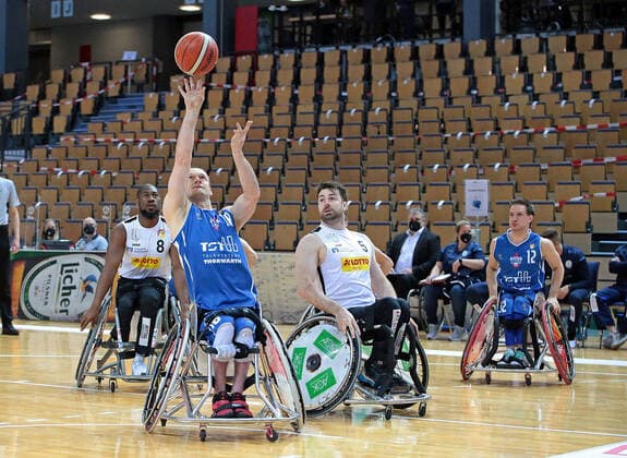 15 05 2021, xovx, Wheelchair Basketball Bundesliga, Playoffs Final German Championship Game 2, RSV Lahn Dill RSB Thuringia Bulls v l Brian Bell RSV Lahn Dill , Andre Bienek RSB Thuringia Bulls , Simon Brown RSV Lahn Dill , Jens Albrecht RSB Thuringia Bulls Wetzlar Rittal Arena Hessen Germany EN
