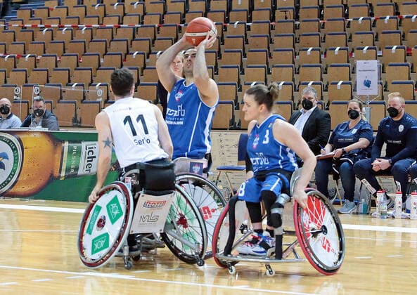 15 05 2021, xovx, Wheelchair Basketball Bundesliga, Playoffs Final German Championship Game 2, RSV Lahn Dill RSB Thuringia Bulls v l Steve Serio RSV Lahn Dill , Vahid Gholamazad RSB Thuringia Bulls , Jitske Visser RSB Thuringia Bulls Wetzlar Rittal Arena Hessen Germany EN