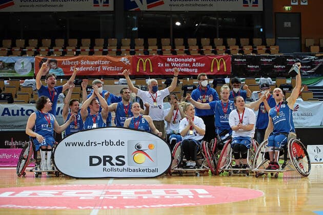 15 05 2021, xovx, Wheelchair Basketball Bundesliga, Playoffs Final German Championship Game 2, RSV Lahn Dill RSB Thuringia Bulls The RSB Thuringia Bulls team celebrates after winning 52 45 in Wetzlar to claim the German Championship title Wetzlar Rittal Arena Hessen Germany EN