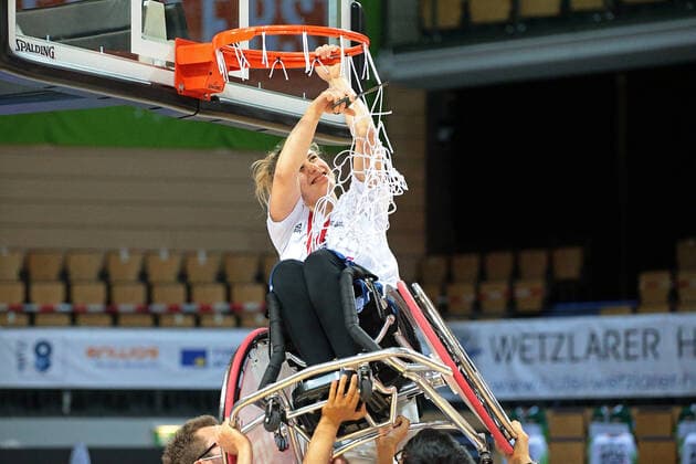 15 05 2021, xovx, Wheelchair Basketball Bundesliga, Playoffs Final German Championship Game 2, RSV Lahn Dill RSB Thuringia Bulls After winning the German Championship, Marie Kier RSB Thuringia Bulls cuts the net from the basket Wetzlar Rittal Arena Hesse Germany EN