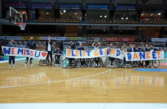 15 05 2021, xovx, Wheelchair Basketball Bundesliga, Playoffs Final German Championship Game 2, RSV Lahn Dill RSB Thuringia Bulls The RSV Lahn Dill team thanks its supporters after losing the final 45 52 to the RSB Thuringa Bulls for the German Championship Wetzlar Rittal Arena Hessen Germany EN