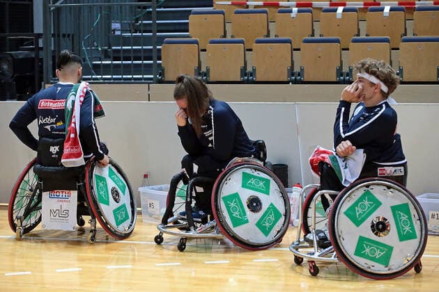 15 05 2021, xovx, Wheelchair Basketball Bundesliga, Playoffs Final German Championship Game 2, RSV Lahn Dill RSB Thuringia Bulls The players of RSV Lahn Dill are disappointed after the 45 52 defeat against RSB Thuringia Bulls v l Peyman Mizan RSV Lahn Dill , Annabel Breuer RSV Lahn Dill , Christopher Huber RSV Lahn Dill Wetzlar Rittal Arena Hessen Germany EN