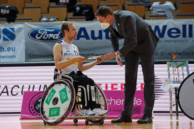 15 05 2021, xovx, Wheelchair Basketball Bundesliga, Playoffs Final German Championship Game 2, RSV Lahn Dill RSB Thuringia Bulls Thomas Böhme RSV Lahn Dill accepts 2nd place honor Wetzlar Rittal Arena Hesse Germany EN