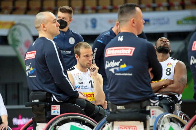 15 05 2021, xovx, Wheelchair Basketball Bundesliga, Playoffs Final German Championship Game 2, RSV Lahn Dill RSB Thuringia Bulls Disappointed players of RSV Lahn Dill after the 52 45 defeat against RSB Thuringa Bulls, f l Ian Sagar RSV Lahn Dill , Thomas Böhme RSV Lahn Dill , Mark Beissert RSV Lahn Dill , Brian Bell RSV Lahn Dill Wetzlar Rittal Arena Hessen Germany EN
