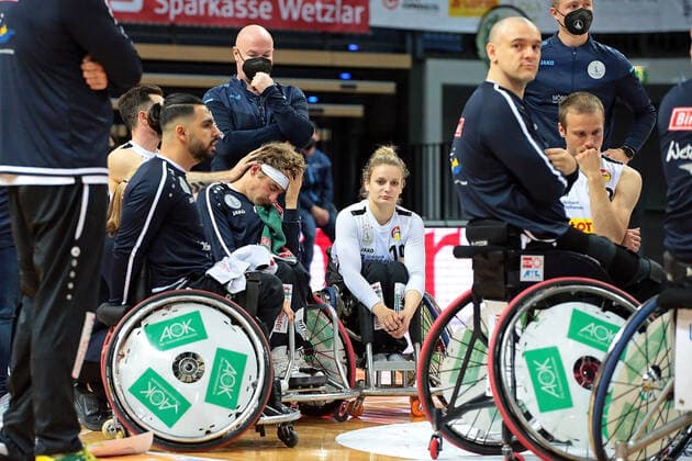 15 05 2021, xovx, Wheelchair Basketball Bundesliga, Playoffs Final German Championship Game 2, RSV Lahn Dill RSB Thuringia Bulls Disappointed players of RSV Lahn Dill after the 52 45 defeat against RSB Thuringa Bulls v l Steve Serio RSV Lahn Dill , Peyman Mizan RSV Lahn Dill , Christopher Huber RSV Lahn Dill , Catharina Weiß RSV Lahn Dill Wetzlar Rittal Arena Hessen Germany EN