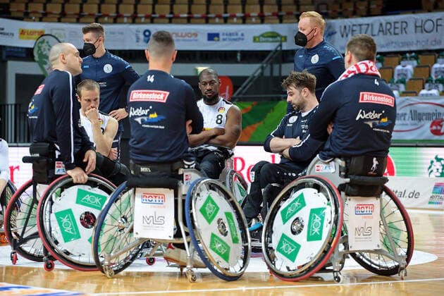 15 05 2021, xovx, Wheelchair Basketball Bundesliga, Playoffs Final German Championship Game 2, RSV Lahn Dill RSB Thuringia Bulls Disappointed players of RSV Lahn Dill after the 52 45 defeat against RSB Thuringa Bulls, f l Ian Sagar RSV Lahn Dill , Thomas Böhme RSV Lahn Dill , Mark Beissert RSV Lahn Dill , Brian Bell RSV Lahn Dill , Simon Brown RSV Lahn Dill , Dominik Mosler RSV Lahn Dill Wetzlar Rittal Arena Hessen Germany EN