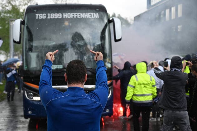 Bilder des Jahres 2021, Sport 05 Mai Sport Themen der Woche KW19 Sport Bilder des Tages Bielefeld, Schueco Arena, 15.05.21, GER, Herren, 1.Bundesliga, Saison 2020-2021, DSC Arminia Bielefeld - TSG 1899 Hoffenheim Bild: Fans erwarten die Ankunft des Mannschaftsbus Nur fuer journalistische Zwecke! Only for editorial use! Gemaess den Vorgaben der DFL Deutsche Fußball Liga ist es untersagt, in dem Stadion und oder vom Spiel angefertigte Fotoaufnahmen in Form von Sequenzbildern und oder videoaehnlichen Fotostrecken zu verwerten bzw. verwerten zu lassen. DFL regulations prohibit any use of photographs as image sequences and or quasi-video. Nordrhein-Westfalen Deutschland *** Bielefeld, Schueco Arena, 15 05 21, GER, Herren, 1 Bundesliga, Saison 2020 2021, DSC Arminia Bielefeld TSG 1899 Hoffenheim Bild Fans await the arrival of the team bus Only for journalistic use Only for editorial use According to the regulations of the DFL Deutsche Fußball Liga it is prohibited, DFL regulations prohibit any use of photographs as image sequences and or quasi video North Rhine Westphalia Germany