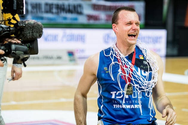 RBBL1 Playoffs 2021 Game 2 RSV Lahn Dill RSB Thuringia Bulls 15 05 2021 Andre Bienek RSB Thuringia Bulls, 10 laughing after being showered by his teammates in the middle of the interview RBBL1 Playoffs 2021 Game 2 RSV Lahn Dill RSB Thuringia Bulls 15 05 2021 Rittal Arena, Wetzlar Hesse Copyright: xBEAUTIFULxSPORTS Wunderlx