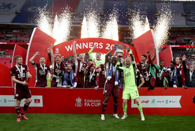 Bilder des Jahres 2021, Sport 05 Mai Sport Themen der Woche KW19 Sport Bilder des Tages (210516) -- LONDON, May 16, 2021 -- Leicester City s Wes Morgan (front C) and Kasper Schemeichel (front R ) hold up the trophy to celebrate after the FA Cup Final match between Chelsea and Leicester City at Wembley Stadium in London, Britain, on May 15, 2021. (Photo by Matthew Impey Xinhua) FOR EDITORIAL USE ONLY. NOT FOR SALE FOR MARKETING OR ADVERTISING CAMPAIGNS. NO USE WITH UNAUTHORIZED AUDIO, VIDEO, DATA, FIXTURE LISTS, CLUB LEAGUE LOGOS OR LIVE SERVICES. ONLINE IN-MATCH USE LIMITED TO 45 IMAGES, NO VIDEO EMULATION. NO USE IN BETTING, GAMES OR SINGLE CLUB LEAGUE PLAYER PUBLICATIONS. (SP)BRITAIN-LONDON-FOOTBALL-FA CUP FINAL-CHELSEA VS LEICESTER CITY HanxYan 