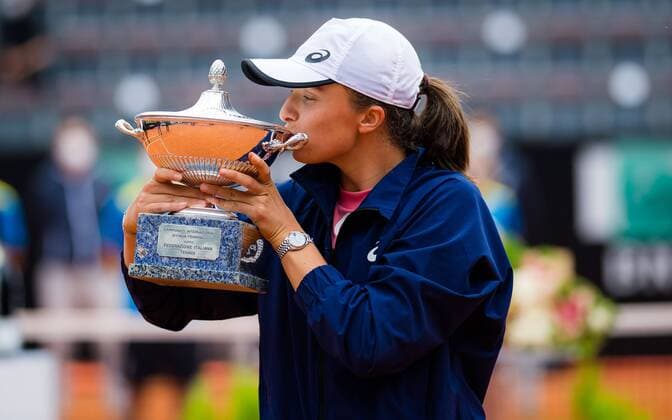 Bilder des Jahres 2021, Sport 05 Mai Sport Themen der Woche KW19 Sport Bilder des Tages Mandatory Credit: Photo by Rob Prange Shutterstock (11896930l) Iga Swiatek of Poland with the champions trophy after the final of the 2021 Internazionali BNL d Italia WTA, Tennis Damen 1000 tournament Italian Open, Tennis, Foro Italico, Rome, Italy - 16 May 2021 Italian Open, Tennis, Foro Italico, Rome, Italy - 16 May 2021  Copyright: xRobxPrange Shutterstockx 11896930l