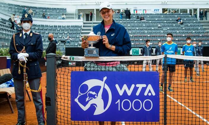 Mandatory Credit: Photo by Rob Prange Shutterstock (11896930y) Iga Swiatek of Poland with the champions trophy after the final of the 2021 Internazionali BNL d Italia WTA, Tennis Damen 1000 tournament Italian Open, Tennis, Foro Italico, Rome, Italy - 16 May 2021 Italian Open, Tennis, Foro Italico, Rome, Italy - 16 May 2021  Copyright: xRobxPrange Shutterstockx 11896930y