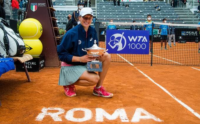 Mandatory Credit: Photo by Rob Prange Shutterstock (11896930x) Iga Swiatek of Poland with the champions trophy after the final of the 2021 Internazionali BNL d Italia WTA, Tennis Damen 1000 tournament Italian Open, Tennis, Foro Italico, Rome, Italy - 16 May 2021 Italian Open, Tennis, Foro Italico, Rome, Italy - 16 May 2021  Copyright: xRobxPrange Shutterstockx 11896930x