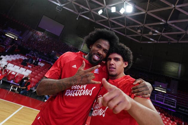 Basketball Munich 16 05 2021 Season 2020 2021 MagentaSport BBL Cup TOP FOUR FINALE FC Bayern Munich ALBA Berlin Basketball Munich 16 05 2021 Season 2020 2021 MagentaSport BBL Cup TOP FOUR FINALE FC Bayern Munich ALBA Berlin Munich wins the MagentaSport BBL Cup Cheers Munich Sasha Grant Munich, No 44 Jalen Reynolds Munich, No 08 editorial use only commercial use only by arrangement with the photographer Munich Germany