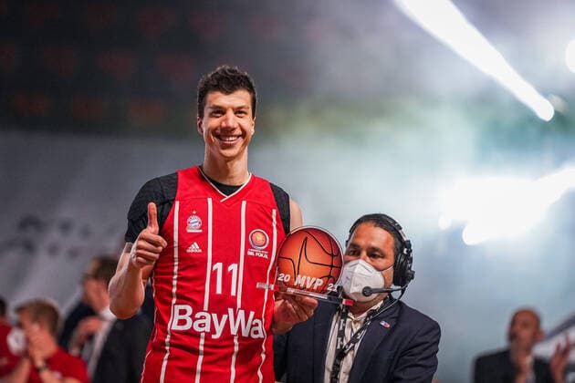 Bilder des Jahres 2021, Sport 05 Mai Sport Themen der Woche KW19 Sport Bilder des Tages Basketball München 16.05.2021 Saison 2020 2021 MagentaSport BBL Pokal TOP FOUR: FINALE: FC Bayern München - ALBA Berlin Basketball München 16.05.2021 Saison 2020 2021 MagentaSport BBL Pokal TOP FOUR: FINALE: FC Bayern München - ALBA Berlin München gewinnt den MagentaSport BBL Pokal Jubel München MVP Vladimir Lucic (München, No.11) nur redaktionelle Verwendung - kommerzielle Verwendung Nutzung nur nach Absprache mit dem Fotografen. München Deutschland *** Basketball Munich 16 05 2021 Season 2020 2021 MagentaSport BBL Pokal TOP FOUR FINALE FC Bayern Munich ALBA Berlin Basketball Munich 16 05 2021 Season 2020 2021 MagentaSport BBL Pokal TOP FOUR FINALE FC Bayern Munich ALBA Berlin Munich wins the MagentaSport BBL Pokal Jubel Munich MVP Vladimir Lucic Munich, No 11 editorial use only commercial use only by arrangement with the photographer Munich Germany