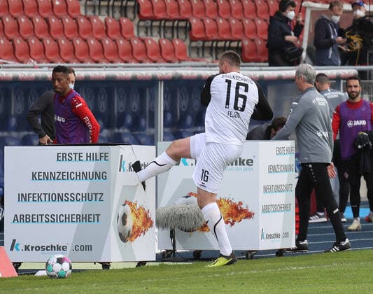 Bilder des Jahres 2021, Sport 05 Mai Sport Themen der Woche KW19 Sport Bilder des Tages Jasmin Fejzic (Eintracht Braunschweig) wuetend, tritt nach Abpfiff in Werbetonne DFL REGULATIONS PROHIBIT ANY USE OF PHOTOGRAPHS AS IMAGE SEQUENCES AND OR QUASI-VIDEO. *** Jasmin Fejzic Eintracht Braunschweig angry, kicks advertising buoy after final whistle DFL REGULATES PROHIBIT ANY USE OF PHOTOGRAPHS AS IMAGE SEQUENCES AND OR QUASI VIDEO