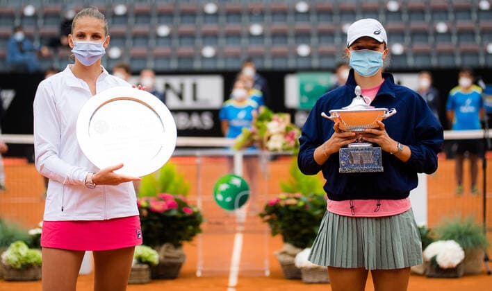 May 16, 2021, ROMA, ITALY: Karolina Pliskova of the Czech Republic & Iga Swiatek of Poland with their trophies after the final of the 2021 Internazionali BNL d Italia WTA, Tennis Damen 1000 tournament ROMA ITALY - ZUMAa181 20210516_zaa_a181_022 Copyright: xRobxPrangex
