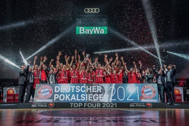 Basketball Munich 16 05 2021 Season 2020 2021 MagentaSport BBL Pokal TOP FOUR FINALE FC Bayern Munich ALBA Berlin Basketball Munich 16 05 2021 Season 2020 2021 MagentaSport BBL Pokal TOP FOUR FINALE FC Bayern Munich ALBA Berlin Bayern Munich wins the MagentaSport BBL Pokal 2021 Award ceremony Team Bayern cheering editorial use only commercial use only after consultation with the photographer Munich Germany