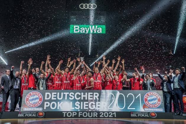 Basketball Munich 16 05 2021 Season 2020 2021 MagentaSport BBL Pokal TOP FOUR FINALE FC Bayern Munich ALBA Berlin Basketball Munich 16 05 2021 Season 2020 2021 MagentaSport BBL Pokal TOP FOUR FINALE FC Bayern Munich ALBA Berlin Bayern Munich wins the MagentaSport BBL Pokal 2021 Award ceremony Team Bayern cheering editorial use only commercial use only after consultation with the photographer Munich Germany