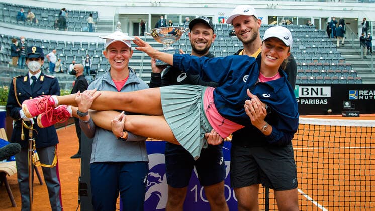 May 16, 2021, ROMA, ITALY: Iga Swiatek of Poland and her team with the champions trophy after the final of the 2021 Internazionali BNL d Italia WTA, Tennis Damen 1000 tournament against Karolina Pliskova of the Czech Republic ROMA ITALY - ZUMAa181 20210516_zaa_a181_030 Copyright: xRobxPrangex