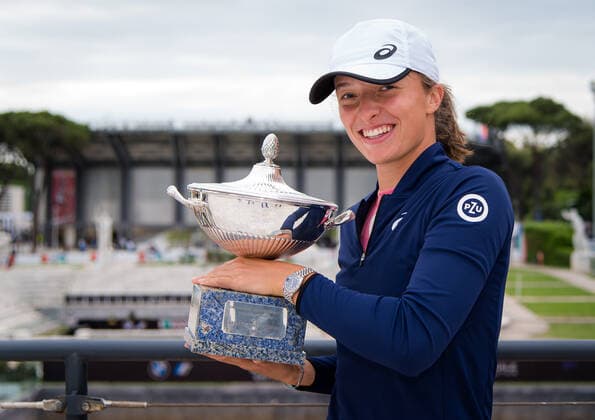 May 16, 2021, ROMA, ITALY: Iga Swiatek of Poland poses with her champions trophy after winning the final of the 2021 Internazionali BNL d Italia WTA, Tennis Damen 1000 tournament against Karolina Pliskova of the Czech Republic ROMA ITALY - ZUMAa181 20210516_zaa_a181_036 Copyright: xRobxPrangex