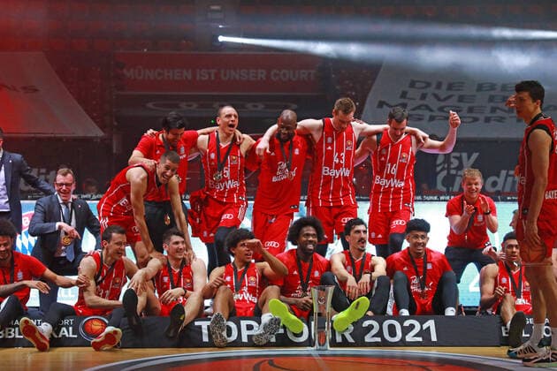 FC Bayern Basketball is German Cup Winner 2021 Here cheering with the cup, team cheering, award ceremony, cup presentation basketball, TOP FOUR for the German Cup, BBL, final, FC Bayern Basketball Alba Berlin in the Audi Dome on 16 05 2021 PHOTO Mladen Lackovic LakoPress