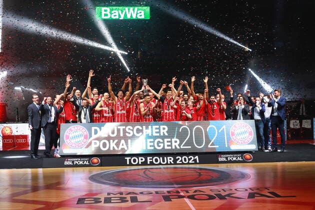 FC Bayern Basketball is German Cup Winner 2021 Here cheering with the cup, team cheering, award ceremony, cup presentation basketball, TOP FOUR for the German Cup, BBL, final, FC Bayern Basketball Alba Berlin in the Audi Dome on 16 05 2021 PHOTO Mladen Lackovic LakoPress