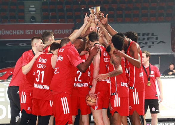 FC Bayern Basketball is German Cup Winner 2021 Here cheering with the cup, team cheering, award ceremony, cup presentation basketball, TOP FOUR for the German Cup, BBL, final, FC Bayern Basketball Alba Berlin in the Audi Dome on 16 05 2021 PHOTO Mladen Lackovic LakoPress