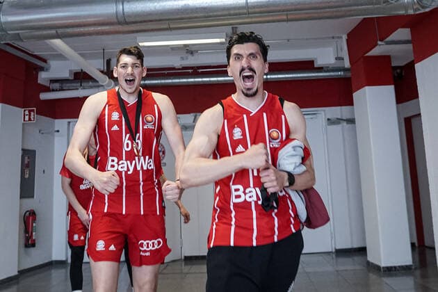 Basketball Munich 16 05 2021 Season 2020 2021 MagentaSport BBL Pokal TOP FOUR FINALE FC Bayern Munich ALBA Berlin Basketball Munich 16 05 2021 Season 2020 2021 MagentaSport BBL Pokal TOP FOUR FINALE FC Bayern Munich ALBA Berlin Bayern Munich wins the MagentaSport BBL Pokal 2021 Award ceremony Team Bayern cheering Nihad Djedovic Munich, No 14 Dedovic re editorial use only commercial use only by arrangement with the photographer Munich Germany