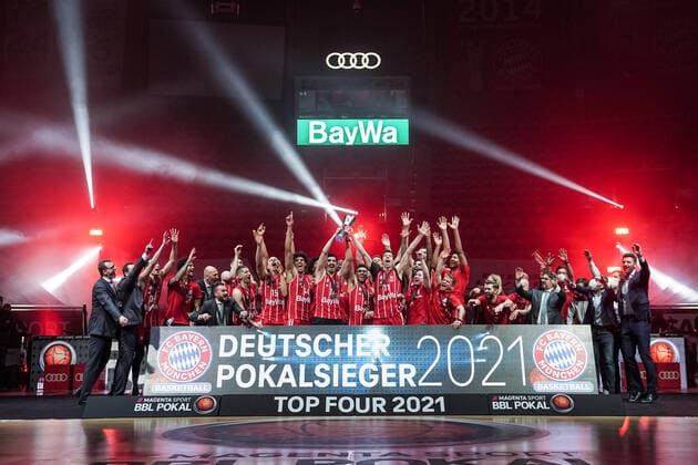 Basketball Munich 16 05 2021 Season 2020 2021 MagentaSport BBL Pokal TOP FOUR FINALE FC Bayern Munich ALBA Berlin Basketball Munich 16 05 2021 Season 2020 2021 MagentaSport BBL Pokal TOP FOUR FINALE FC Bayern Munich ALBA Berlin Bayern Munich wins the MagentaSport BBL Pokal 2021 Award ceremony Team Bayern cheering editorial use only commercial use only after consultation with the photographer Munich Germany