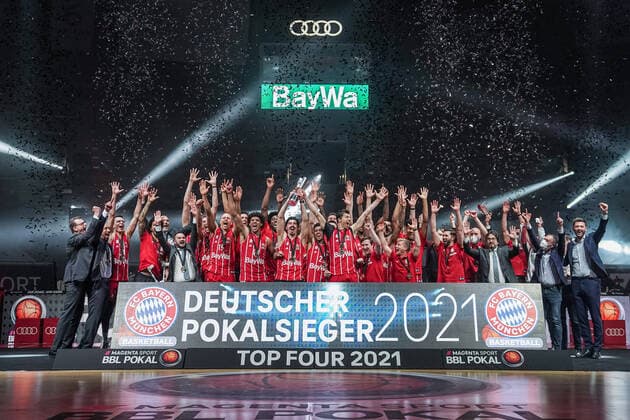 Basketball Munich 16 05 2021 Season 2020 2021 MagentaSport BBL Pokal TOP FOUR FINALE FC Bayern Munich ALBA Berlin Basketball Munich 16 05 2021 Season 2020 2021 MagentaSport BBL Pokal TOP FOUR FINALE FC Bayern Munich ALBA Berlin Bayern Munich wins the MagentaSport BBL Pokal 2021 Award ceremony Team Bayern cheering editorial use only commercial use only after consultation with the photographer Munich Germany