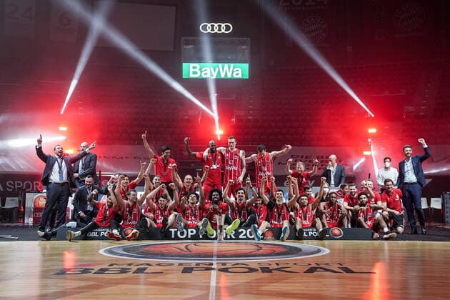 Basketball Munich 16 05 2021 Season 2020 2021 MagentaSport BBL Pokal TOP FOUR FINALE FC Bayern Munich ALBA Berlin Basketball Munich 16 05 2021 Season 2020 2021 MagentaSport BBL Pokal TOP FOUR FINALE FC Bayern Munich ALBA Berlin Bayern Munich wins the MagentaSport BBL Pokal 2021 Award ceremony Team Bayern cheering editorial use only commercial use only after consultation with the photographer Munich Germany