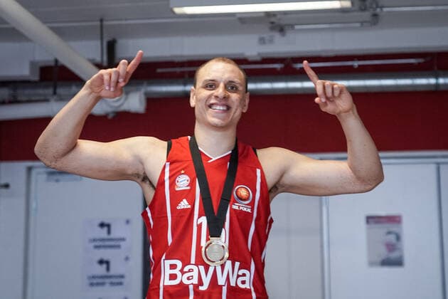 Basketball Munich 16 05 2021 Season 2020 2021 MagentaSport BBL Pokal TOP FOUR FINALE FC Bayern Munich ALBA Berlin Basketball Munich 16 05 2021 Season 2020 2021 MagentaSport BBL Pokal TOP FOUR FINALE FC Bayern Munich ALBA Berlin Bayern Munich wins the MagentaSport BBL Pokal 2021 Award ceremony Team Bayern cheering Robin Amaize Munich, No 15 editorial use only commercial use only by arrangement with the photographer Munich Germany