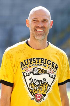 16 05 2021, xtgx, football 3 league, SG Dynamo Dresden celebrates promotion to the 2 Bundesliga emspor, f l Alexander Schmidt Dresden, coach cheering about the victory, cheering after the end of the game DFL DFB REGULATES PROHIBIT ANY USE OF PHOTOGRAPHS as IMAGE SEQUENCES and or QUASI VIDEO Dresden