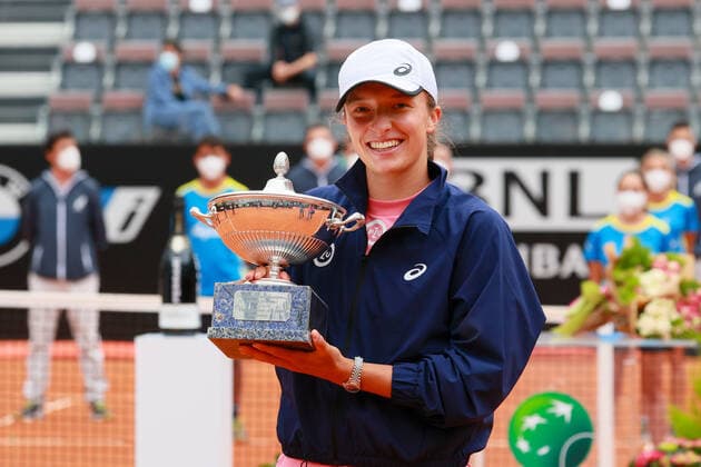 Internazionali BNL D Italia 2021 - Iga Swiatek ROME, ITALY, MAY 16: Iga Swiatek of Poland celebrates after winning the Final match against Karolina Pliskova of Czech Republic at the Internazionali BNL D Italia 2021 in Rome, Italy on May 16, 2021. Rome Foro Italico Italy 6670_240422 Copyright: xGiampieroxSposito PentaxPressx