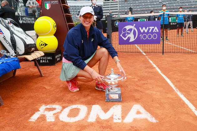 Internazionali BNL D Italia 2021 - Iga Swiatek ROME, ITALY, MAY 16: Iga Swiatek of Poland celebrates after winning the Final match against Karolina Pliskova of Czech Republic at the Internazionali BNL D Italia 2021 in Rome, Italy on May 16, 2021. Rome Foro Italico Italy 6670_240425 Copyright: xGiampieroxSposito PentaxPressx