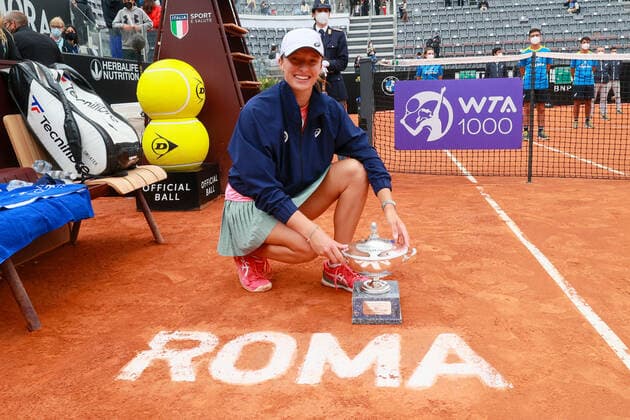 Internazionali BNL D Italia 2021 - Iga Swiatek ROME, ITALY, MAY 16: Iga Swiatek of Poland celebrates after winning the Final match against Karolina Pliskova of Czech Republic at the Internazionali BNL D Italia 2021 in Rome, Italy on May 16, 2021. Rome Foro Italico Italy 6670_240426 Copyright: xGiampieroxSposito PentaxPressx