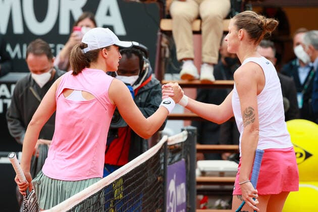 Internazionali BNL D Italia 2021 - Iga Swiatek VS Karolina Pliskova ROME, ITALY, MAY 16: Iga Swiatek of Poland greets Karolina Pliskova of Czech Republic after winning the Final match at the Internazionali BNL D Italia 2021 in Rome, Italy on May 16, 2021. Rome Foro Italico Italy 6670_240442 Copyright: xGiampieroxSposito PentaxPressx