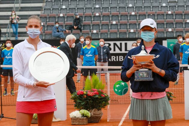 Internazionali BNL D Italia 2021 - Iga Swiatek VS Karolina Pliskova ROME, ITALY, MAY 16: Iga Swiatek of Poland and Karolina Pliskova of Czech Republic pose after the Final match at the Internazionali BNL D Italia 2021 in Rome, Italy on May 16, 2021. Rome Foro Italico Italy 6670_240443 Copyright: xGiampieroxSposito PentaxPressx