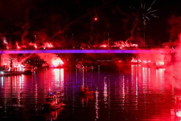 Bilder des Jahres 2021, Sport 05 Mai Sport Themen der Woche KW19 Sport Bilder des Tages SZCZECIN, 16.05.2021 PKO EKSTRAKLASA PILKA NOZNA MEZCZYZN POGON SZCZECIN - RAKOW CZESTOCHOWA POLISH PKO EKSTRAKLASA FOOTBALL MATCH POGON SZCZECIN - RAKOW CZESTOCHOWA NZ PILKARZE POGONI RAZEM Z KIBICAMI CELEBRUJA TRZECIE MIEJSCE W EKSTRAKLASIE FOT. KRZYSZTOF CICHOMSKI NEWSPIX.PL --- Newspix.pl  210516KCI111