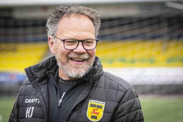 LEEUWARDEN- 17-05-2021. Henk de Jong, trainer of SC Cambuur, receives his prize for best trainer. Hist parents gave him the price. Henk de Jong, trainer van SC Cambuur, ontvangt zijn prijs voor beste trainer. Hij ontving de prijs uit handen van zijn ouders. Henk de Jong best trainer  x11826256x Copyright: