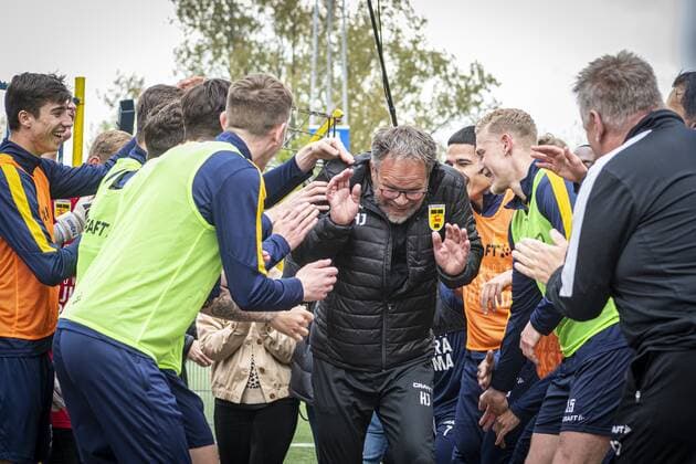 LEEUWARDEN- 17-05-2021. Henk de Jong, trainer of SC Cambuur, receives his prize for best trainer. Hist parents gave him the price. Henk de Jong, trainer van SC Cambuur, ontvangt zijn prijs voor beste trainer. Hij ontving de prijs uit handen van zijn ouders. Henk de Jong best trainer  x11826259x Copyright: