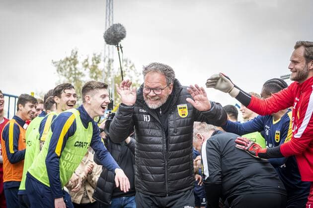 LEEUWARDEN- 17-05-2021. Henk de Jong, trainer of SC Cambuur, receives his prize for best trainer. Hist parents gave him the price. Henk de Jong, trainer van SC Cambuur, ontvangt zijn prijs voor beste trainer. Hij ontving de prijs uit handen van zijn ouders. Henk de Jong best trainer  x11826261x Copyright: