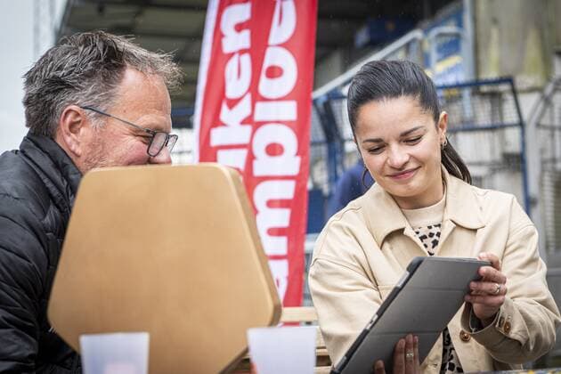 LEEUWARDEN- 17-05-2021. Henk de Jong, trainer of SC Cambuur, receives his prize for best trainer. Hist parents gave him the price. Henk de Jong, trainer van SC Cambuur, ontvangt zijn prijs voor beste trainer. Hij ontving de prijs uit handen van zijn ouders. Henk de Jong best trainer  x11826268x Copyright: