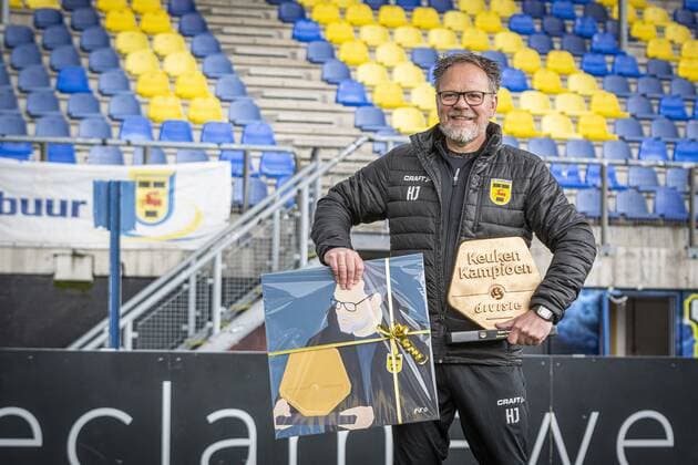 LEEUWARDEN- 17-05-2021. Henk de Jong, trainer of SC Cambuur, receives his prize for best trainer. Hist parents gave him the price. Henk de Jong, trainer van SC Cambuur, ontvangt zijn prijs voor beste trainer. Hij ontving de prijs uit handen van zijn ouders. Henk de Jong best trainer  x11826282x Copyright: