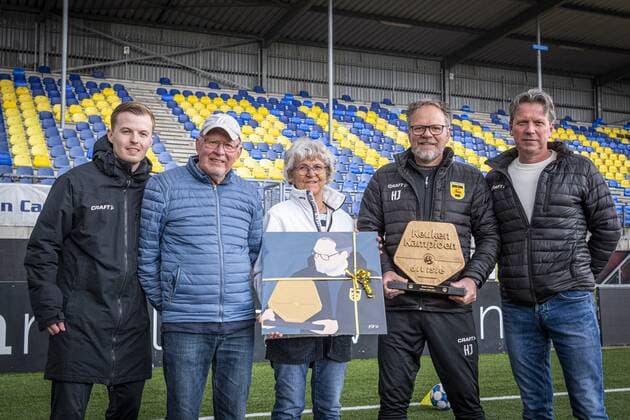 LEEUWARDEN- 17-05-2021. Henk de Jong, trainer of SC Cambuur, receives his prize for best trainer. Hist parents gave him the price. Henk de Jong, trainer van SC Cambuur, ontvangt zijn prijs voor beste trainer. Hij ontving de prijs uit handen van zijn ouders. Henk de Jong best trainer  x11826283x Copyright: